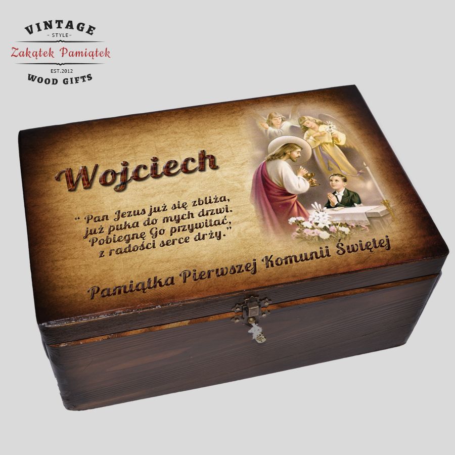 brązowy drewniany kuferek komunijny personalizowany