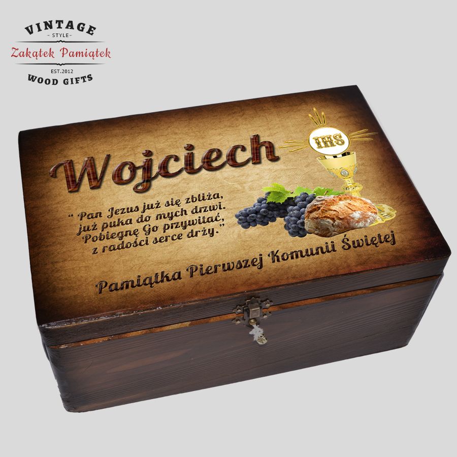 Drewniany kuferek komunijny z klasyczną grafiką religijną i złotym imieniem drewniany kuferek komunijny personalizowany z grafiką religijną
