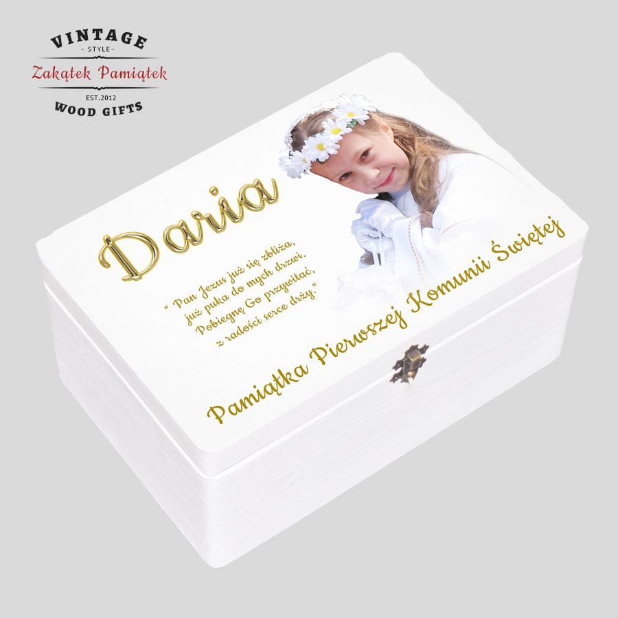 Personalizowany kuferek wspomnień na Komunię 2026 ze zdjęciem dziecka w stroju komunijnym. kuferek wspomnień na Pierwszą Komunię Świętą 2026 ze zdjęciem dziecka